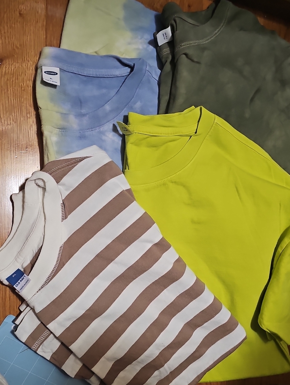 Old Navy 4 Short Sleeve Crewneck Tees